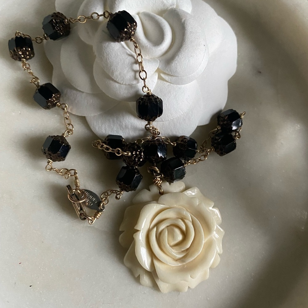 𝅺gara Danielle carved bone rose necklace with black onyx beads 16”